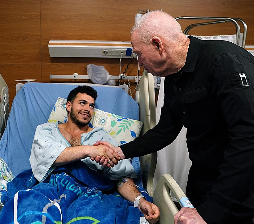 גלנט בביקור לוחמים פצועים בביה"ח לגליל בנהריה