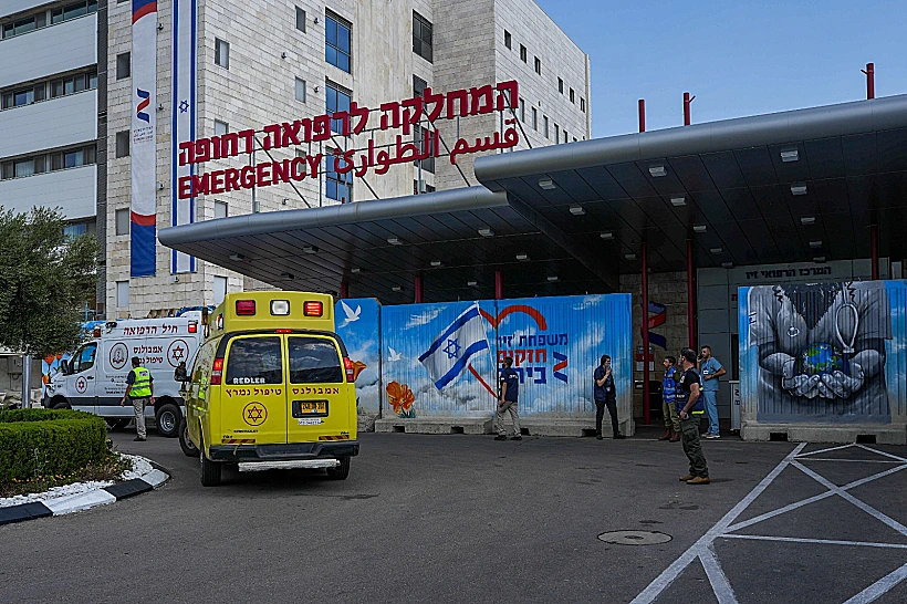 אמבולנס בכניסה לחדר המיון במרכז הרפואי זיו בצפת (ארכיון)