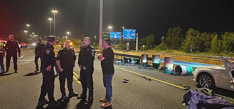 זירת התאונה הקטלנית בכביש 1 מחאות חטופים