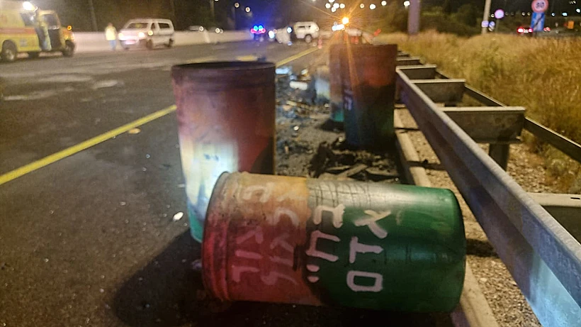 זירת התאונה הקטלנית בכביש 1 מחאות חטופים