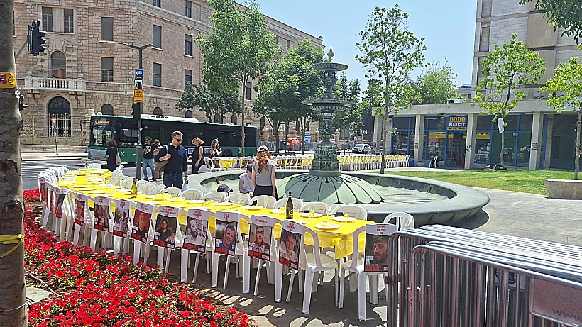 ערב פסח: 133 כיסאות ריקים לחטופים בכיכר פריז בירושלים
