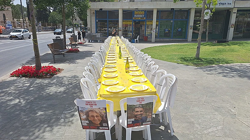 ערב פסח: 133 כיסאות ריקים לחטופים בכיכר פריז בירושלים
