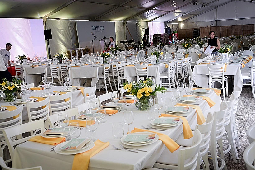 חברי קיבוץ בארי מתכוננים לליל הסדר בכיכר החטופים בתל אביב