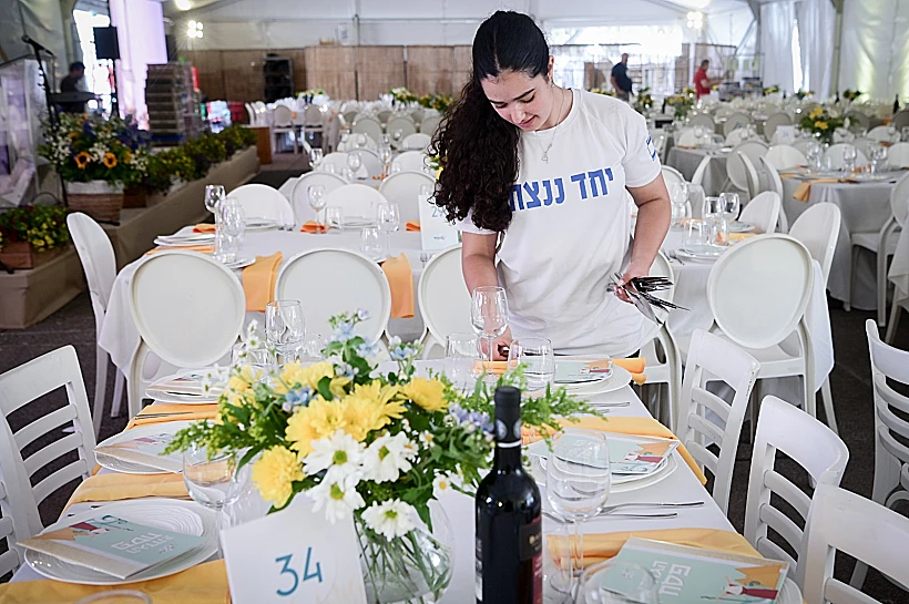 חברי קיבוץ בארי מתכוננים לליל הסדר בכיכר החטופים בתל אביב