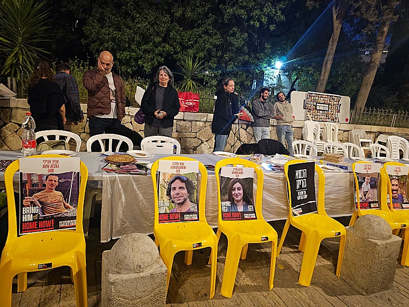 בני משפחות חטופים מול מלון וולדורף אסטוריה בירושלים