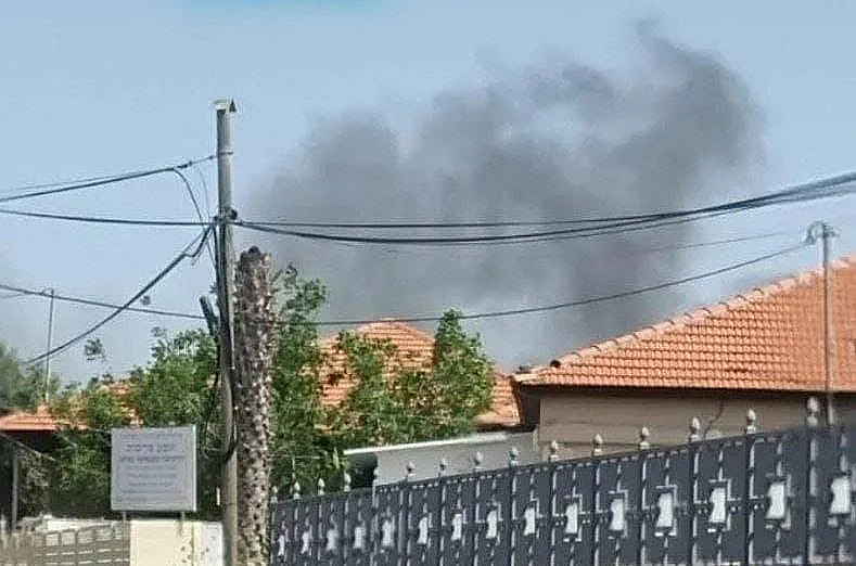 פגיעה ישירה בבית באביבים. ארכיון