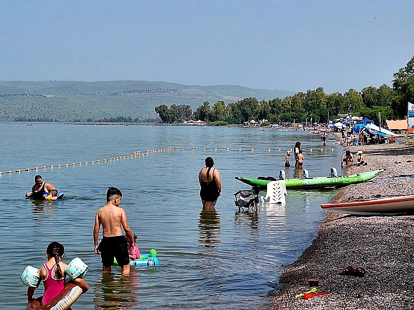 מבלים בחוף דוגית בכנרת