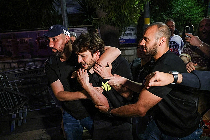 מפגין מעוכב במחאה למען שחרור החטופים בי-ם