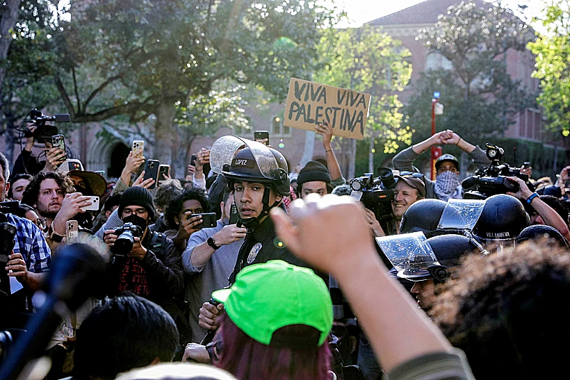 שוטרים מפזרים מחאה פרו-פלסטינית באוניברסיטת דרום קליפורניה