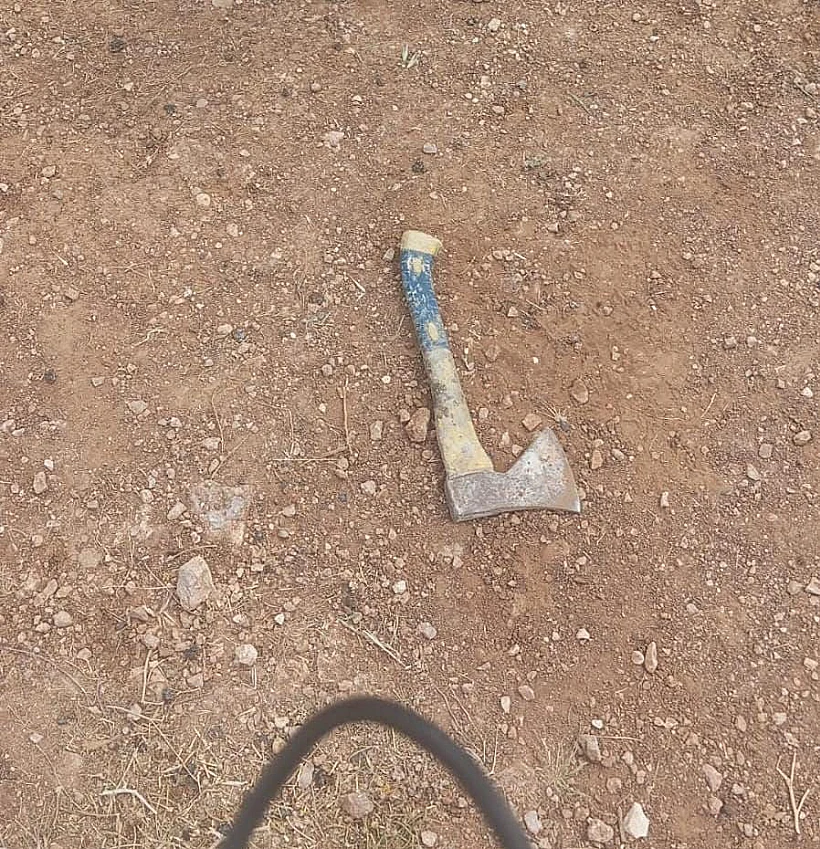 גרזן שנשאו המחבלים, שנעצרו סמוך למעלה מכמש