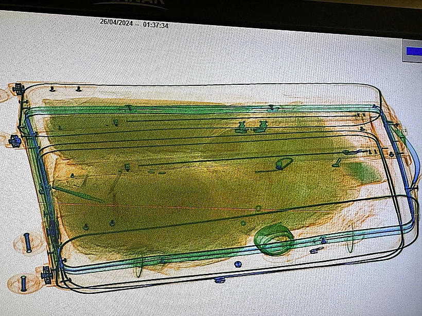 המזוודה בה ניסה החשוד להבריח את הסמים לישראל