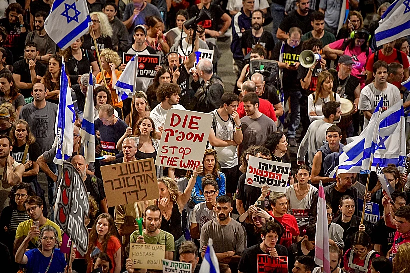 מפגינים למען שחרור החטופים בתל אביב