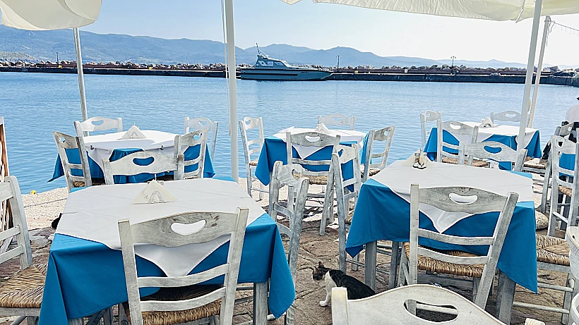 טברנה על קו המים במוליבוס