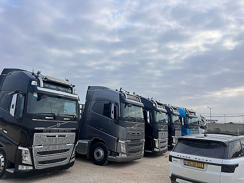 משאיות במעבר ארז