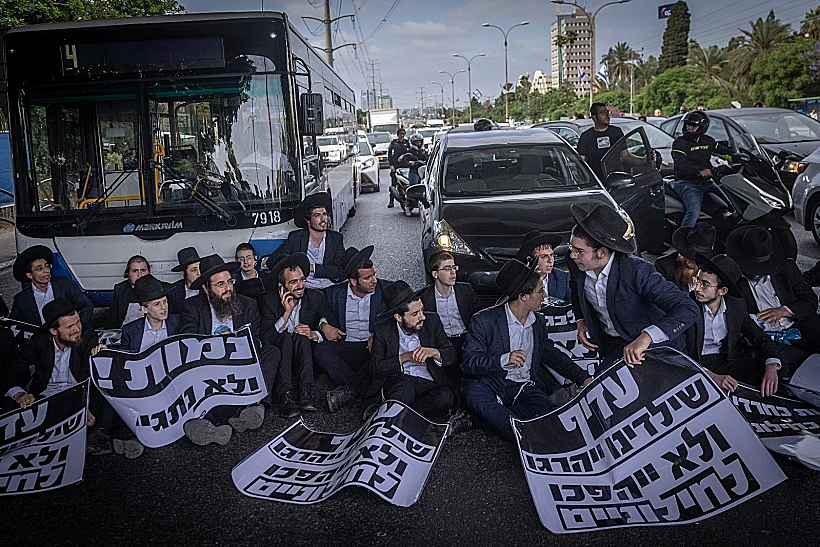 חרדים קיצוניים חוסמים את כביש 4 במחאה על חוק הגיוס