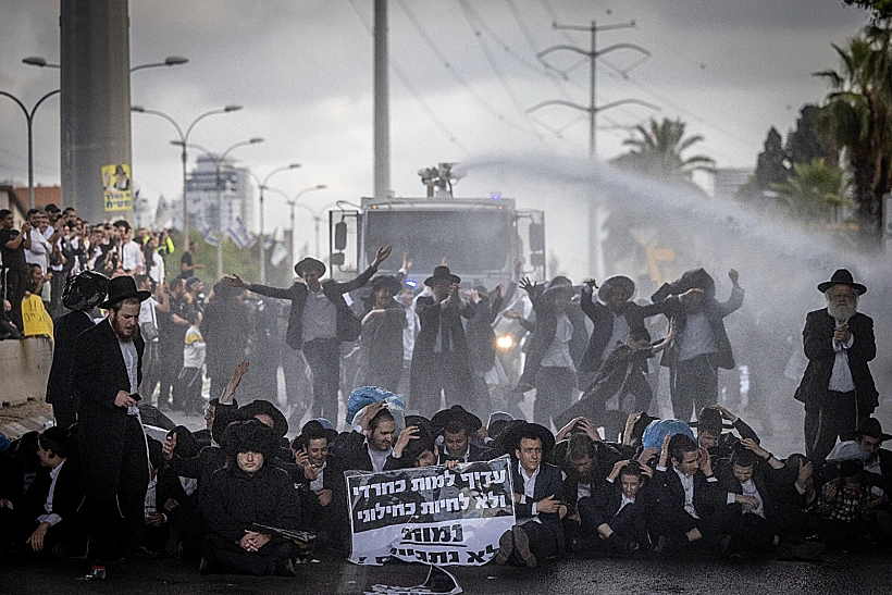 חרדים קיצוניים חוסמים את כביש 4 במחאה על חוק הגיוס