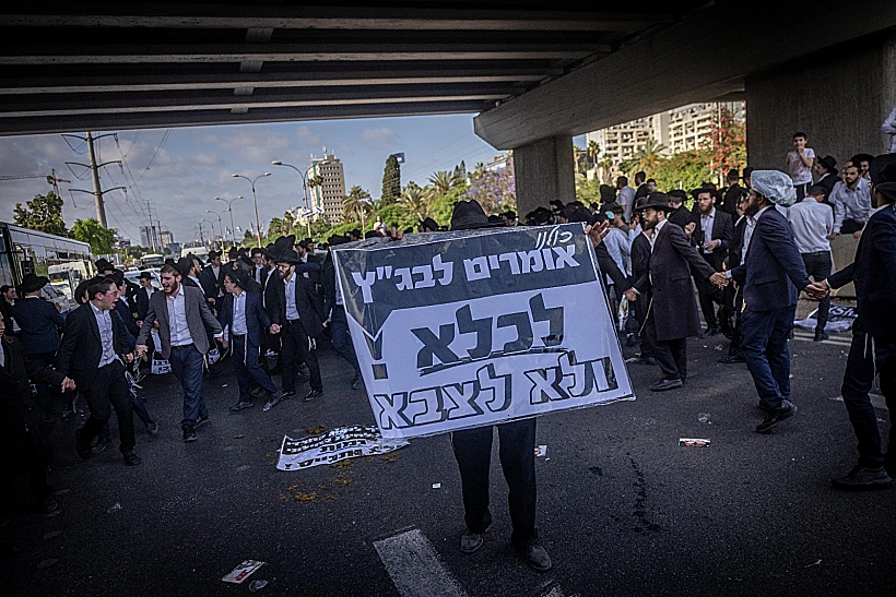 חרדים קיצוניים חוסמים את כביש 4 במחאה על חוק הגיוס