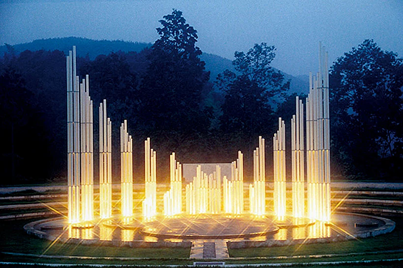 המונומנט ב"גבעת האנושיות", יפן