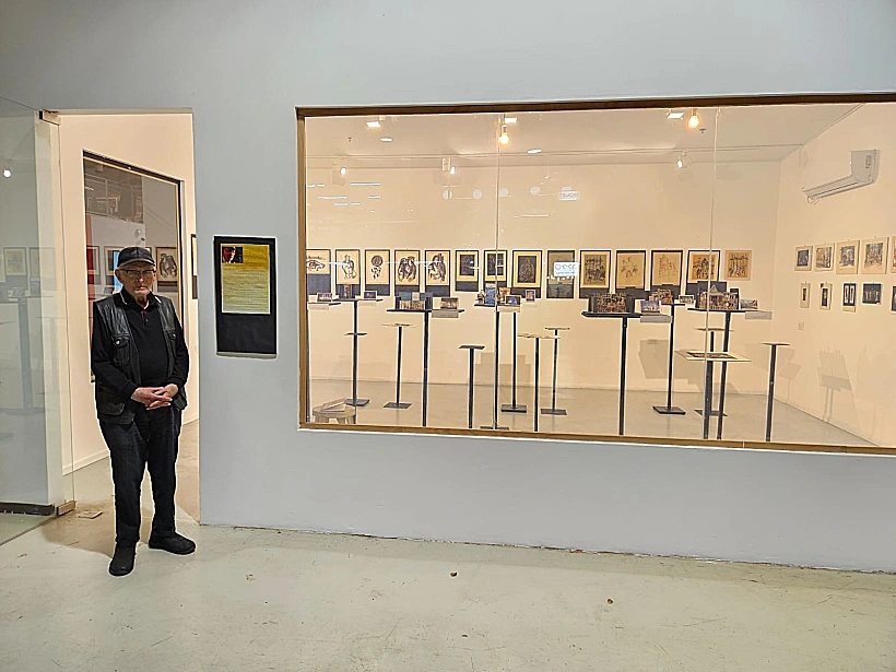 בנו פרידל בתערוכה "תיאטרון החלומות"