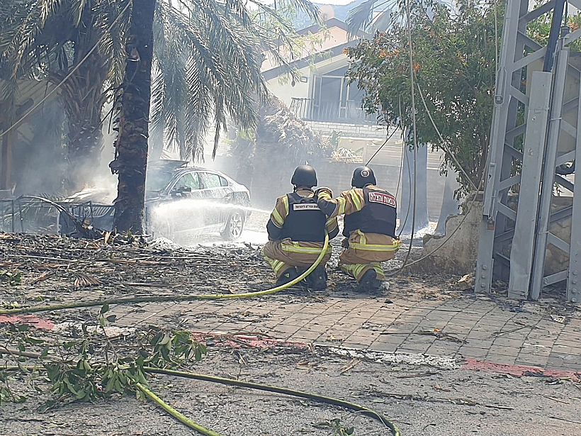 לוחמי אש פועלים לכיבוי שריפות באזורי הנפילות בקריית שמונה