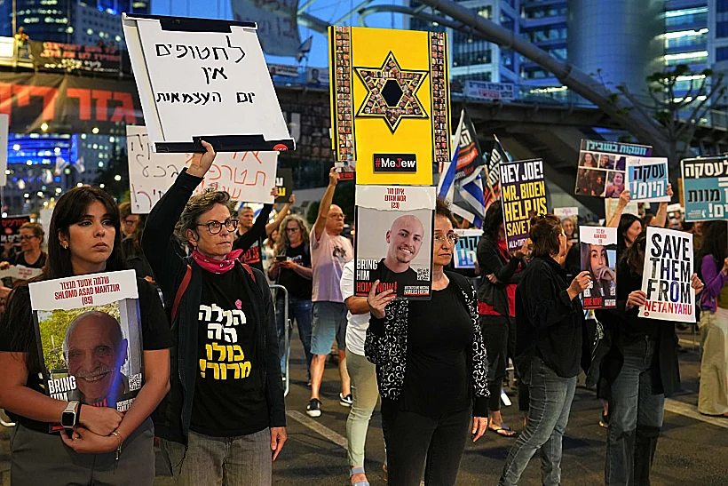 משפחות חטופים מוחות מול הקריה בת"א חוסמות את דרך בגין