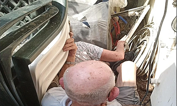 ציפורה מתחבאת בין הכיסאות בחצרה