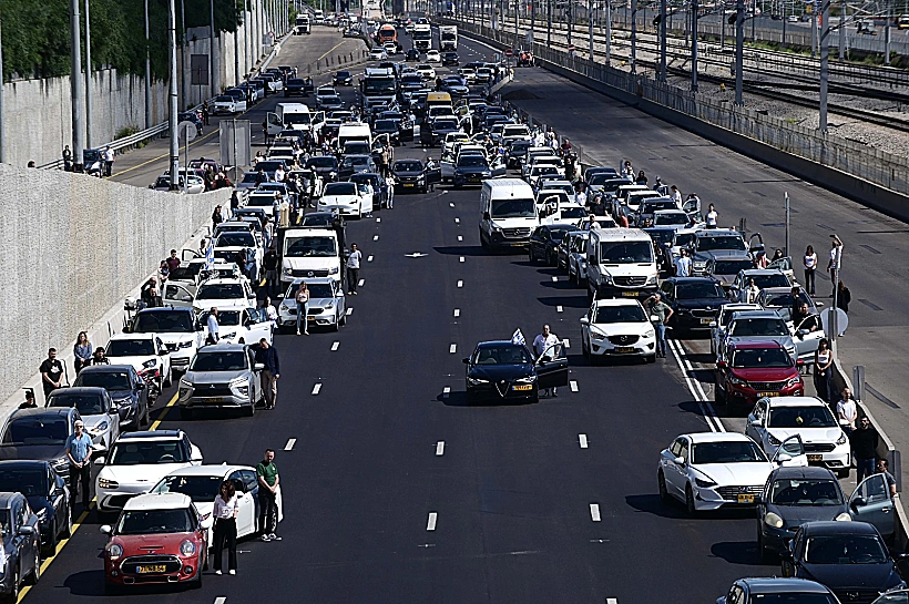 יום הזיכרון לשואה ולגבורה תשפ"ד, 2024 איילון אנשים עומדים צפירה רכבים