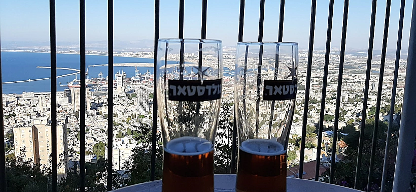 הנוף של מפרץ חיפה מבית הקפה בטיילת לואי