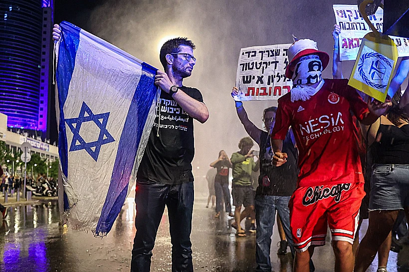 מפגינים למען שחרור החטופים ונגד הממשלה בתל אביב