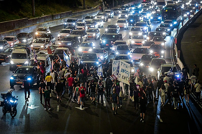 מפגינים חוסמים את איילון