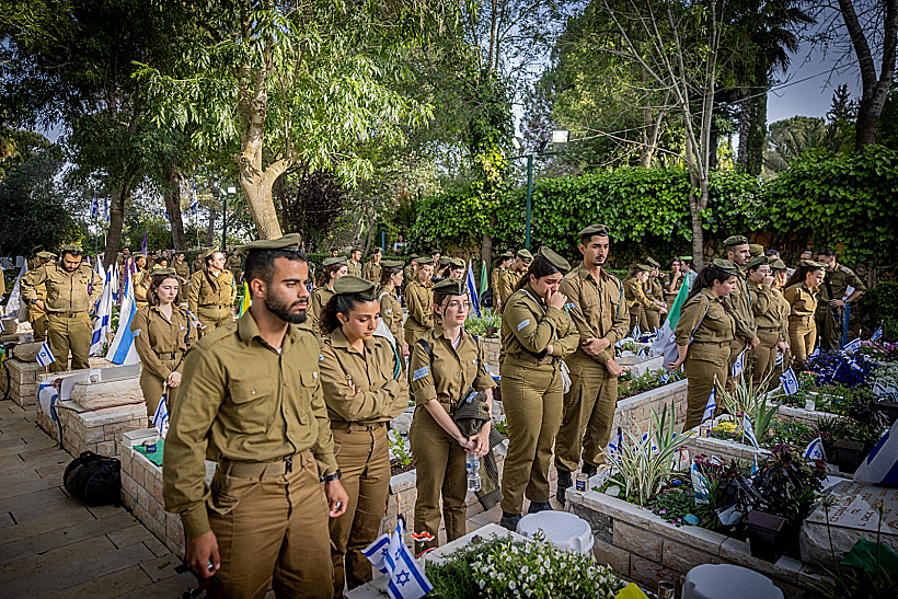 חיילי צה"ל מניחים דגלים ומדליקים נרות בבית העלמין הצבאי בהר הרצל לקראת יום הזיכרון