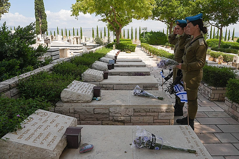 חיילים בבית העלמין הצבאי בקריית שמונה בערב יום הזיכרון