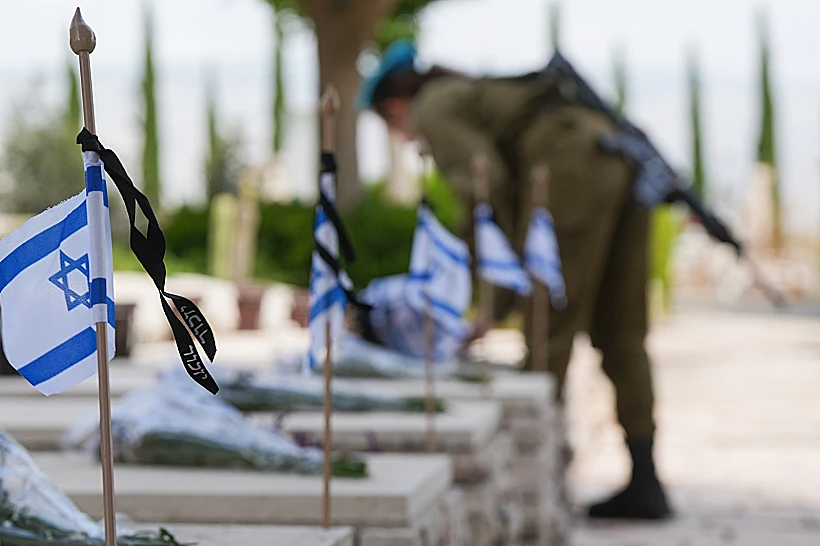 חיילים בבית העלמין הצבאי בקריית שמונה בערב יום הזיכרון