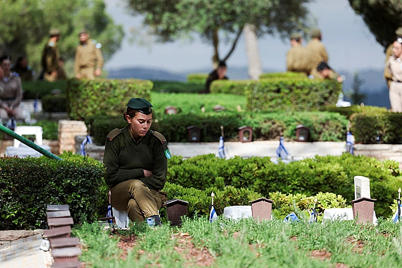 חיילת בבית העלמין הצבאי בהר הרצל בבוקר יום הזיכרון