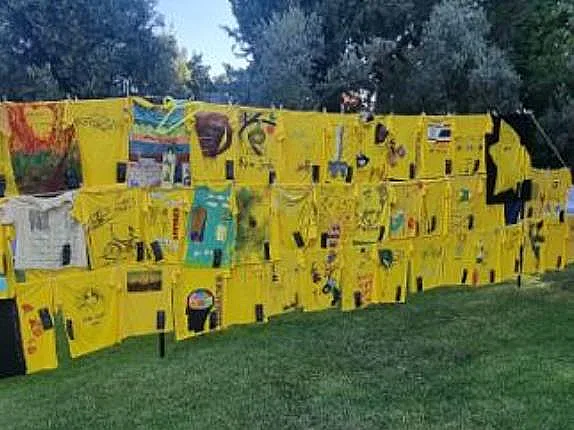 מיצג החולצות הצהובות מחוץ לבית הנשיא בירושלים