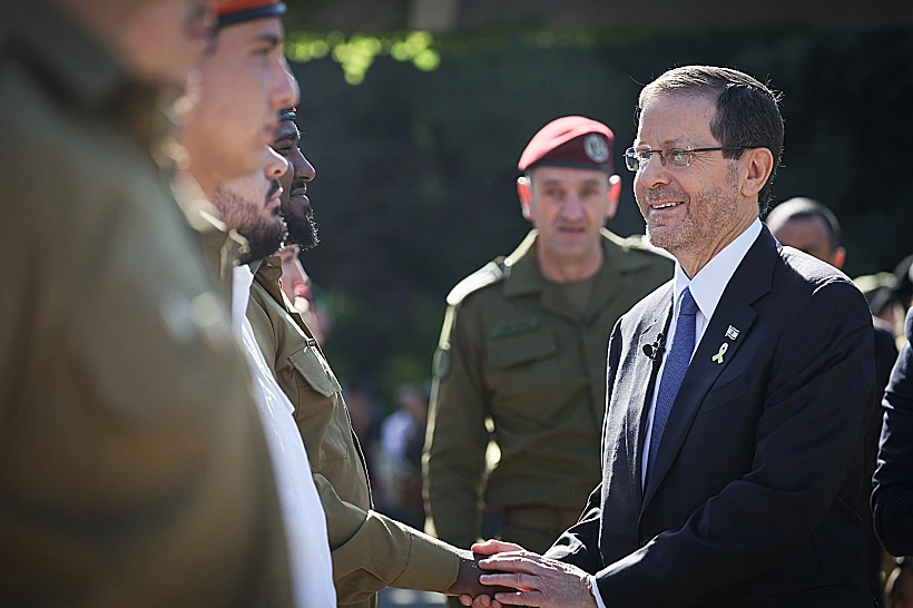 הנשיא הרצוג עם המצטיינים בבית הנשיא