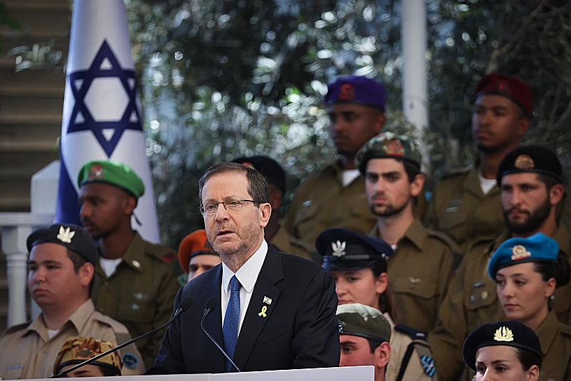 הנשיא הרצוג עם המצטיינים בבית הנשיא