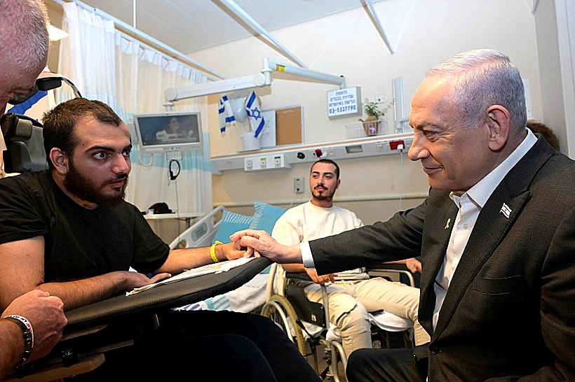 נתניהו מבקר פצועי צה"ל בשיבא