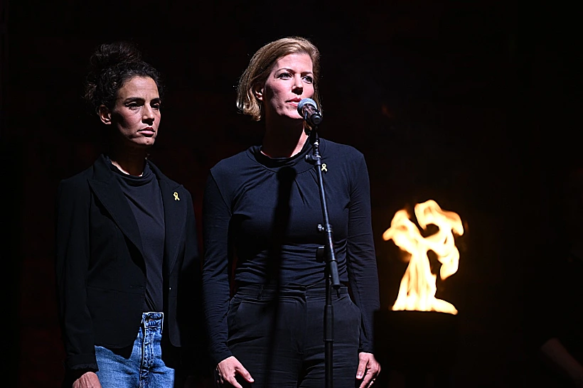 כרמית פלטי-קציר ומירב סבירסקי בטקס "כיבוי המשואות