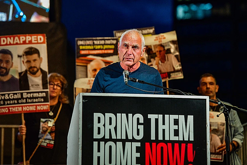 חיים ילין בעצרת יום העצמאות בכיכר החטופים