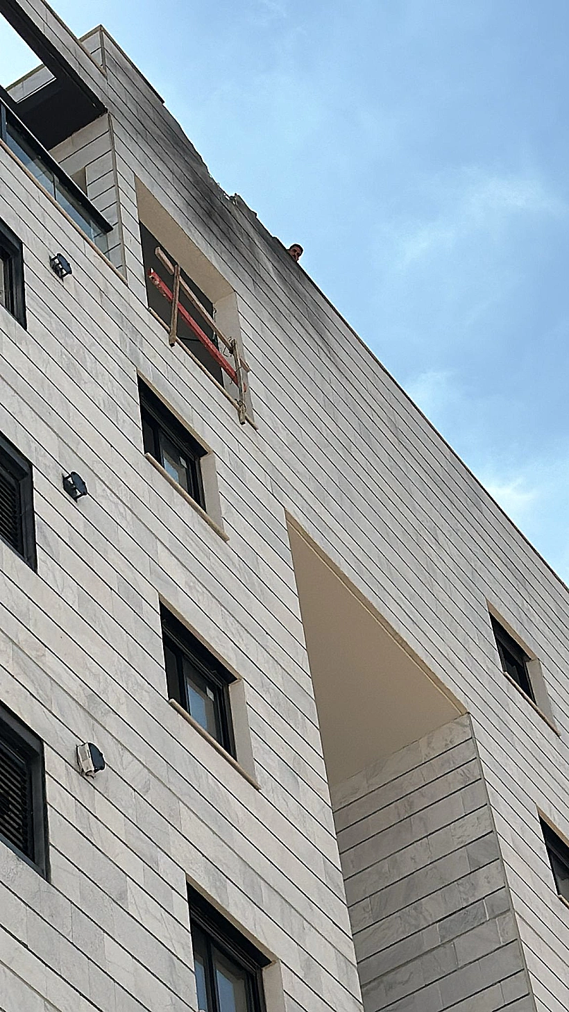 פגיעת רקטה בבניין לא מאוכלס בשדרות