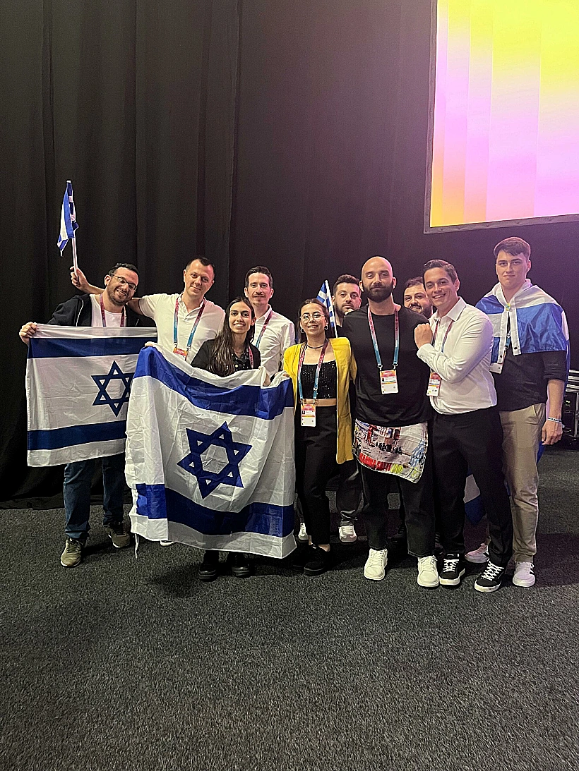 טל דהן ושחר אסידו עם העיתונאים היוונים. מאלמו, 2024