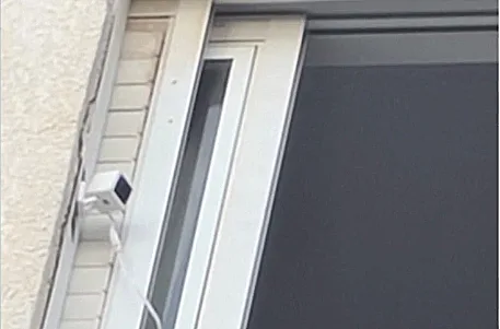 המצלמה שהותקנה מול ביתו של אקוניס