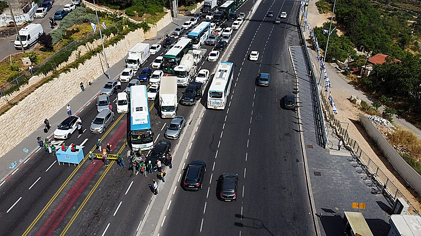 מפגינים חוסמים את הכניסה לירושלים