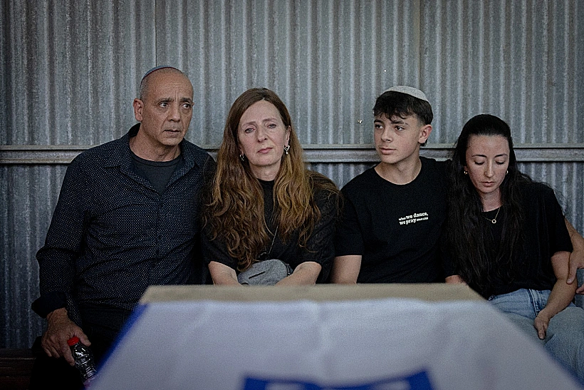 בני משפחתה של שני לוק בהלווייתה בבית העלמין בשריגים