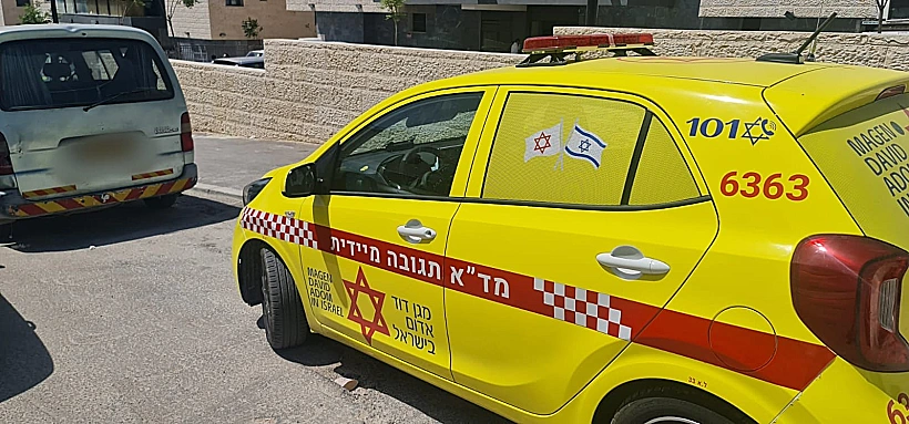 ניידת מד"א סמוך לרכב בה נשכח הפעוטה