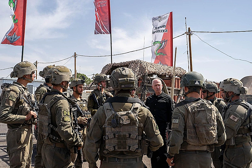 גלנט עם לוחמי הצנחנים