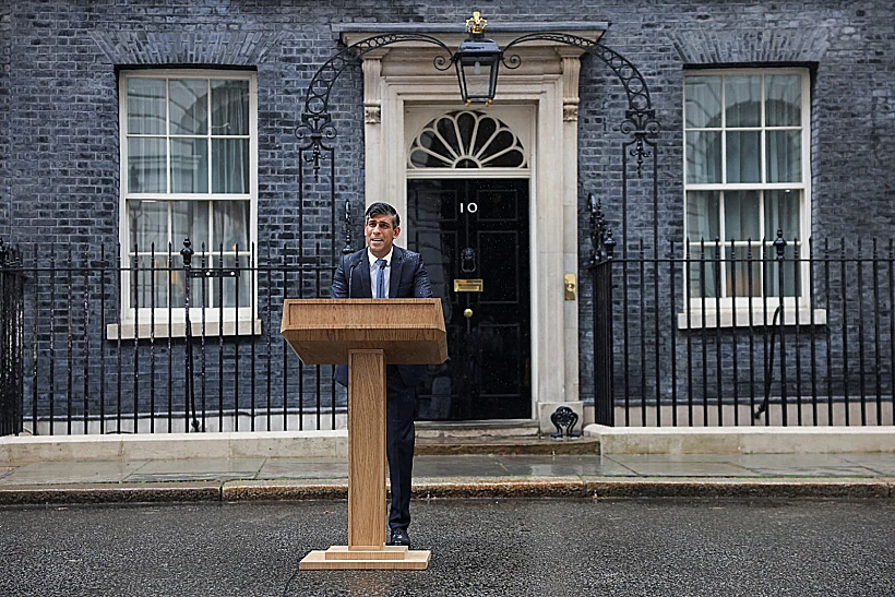 ראש ממשלת בריטניה רישי סונאק מכריז על בחירות, מחוץ למעון הרשמי, בגשם שוטף