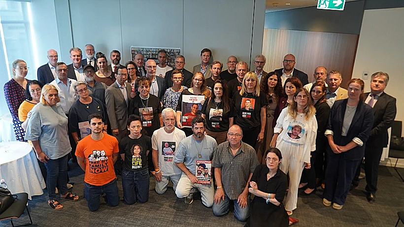 משפחות חטופים במפגש עם שגרירים ודיפלומטים בינלאומיים