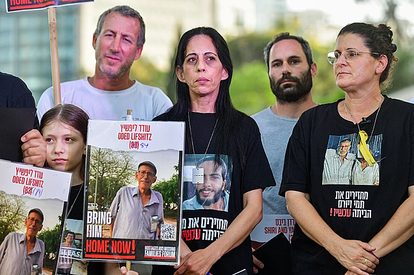 קרובי חטופים בהצהרה בכניסה לקריה, ת"א, שער בגין, בני משפחות החטופים חרבות ברזל